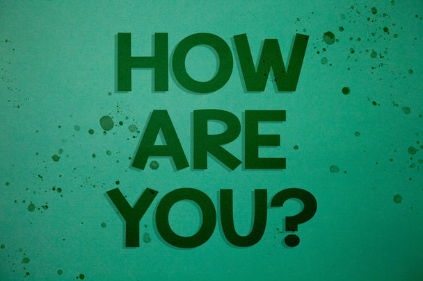 Kirjoitan viestiä, jossa lukee "Miten voit?". Business photo showcasing Your Health status Kysymyksiä elämästä ja terveydestä Ideat viestit vihreä tausta inspiraatio muistoja ihania ajatuksia
 - Valokuva, kuva