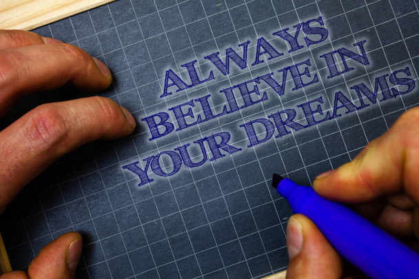 Texto escrito à mão Sempre acredite em seus sonhos. Conceito significado confiança Fé Acreditando em si mesmo Papel azul fundo gráfico marcador caneta mensagem ideia pensamentos importantes
 - Foto, Imagem