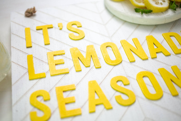 It's lemonade sezon znak drewna ze szkłem świeżej lemoniady. - Zdjęcie, obraz