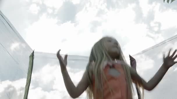 Piękna dziewczyna wysokie skoki na trampolinie dzieci - Materiał filmowy, wideo
