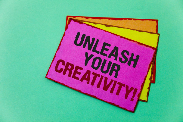 Unleash Your yaratıcılık ara gösterilen Not yazma. İş fotoğraf vitrine kişisel istihbarat espri yeteneği bilgelik fikirler geliştirmek mesaj iletişim yansıma yeşil arka plan düşündüm duygular - Fotoğraf, Görsel