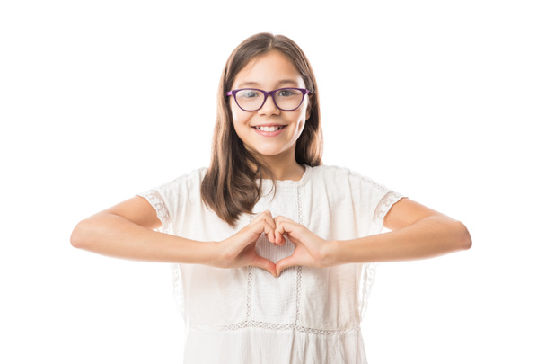 schönes Mädchen Kind macht Herzform mit ihren Händen isoliert auf weißem Hintergrund - Foto, Bild