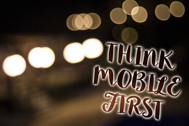 Käsitteellinen käsiala osoittaa Think Mobile First. Business valokuva esittelee Handheld keksii markkinoinnin kohde kannettavat puhelimet ensimmäinen Yövalo valaista pohdintaa ajatuksia aikomuksia muistoja
 - Valokuva, kuva
