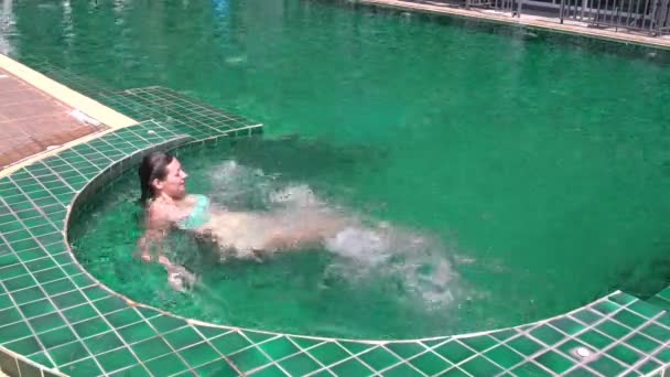 Woman relaxing in the outdoor Jacuzzi - Séquence, vidéo