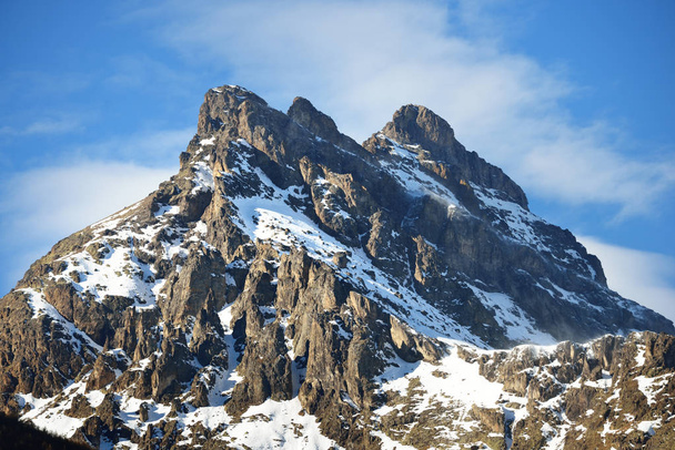 Alpes franceses montanhas contra céu azul claro. Parc Ecrins
 - Foto, Imagem