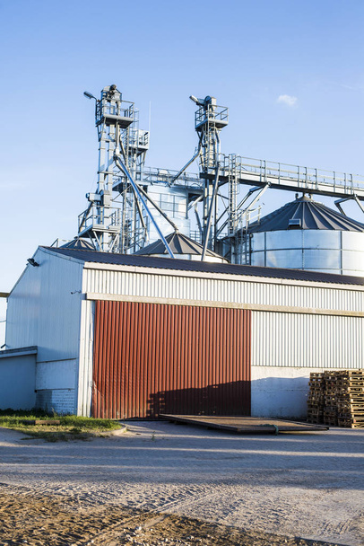 Mezőgazdasági felszerelések és magtár közelről, Lettország - Fotó, kép