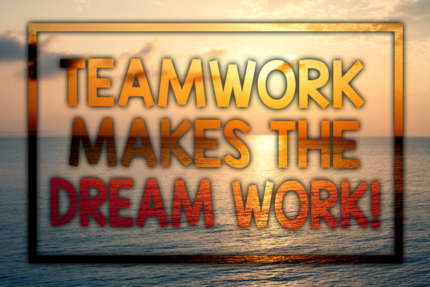 Het schrijven van nota waarin Teamwork maakt de droom werk noemen. Zakelijke foto presentatie van kameraadschap helpt bereiken succes zonsondergang blauwe strand bewolkte hemel ideeën bericht gedachten gevoelens - Foto, afbeelding