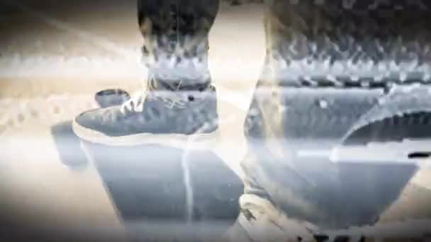 Мужские ноги на электрическом скейтборде движутся вдоль земли рядом с пляжем Барселоны с намеренным перекрытием статики и искажением
 - Кадры, видео
