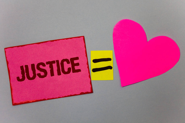 Tekstikyltti, jossa näkyy Justice. Käsitteellinen kuva Laatu on vain puolueeton tai oikeudenmukainen Oikeuden hallinto Paperi Sydän yhtä suuri merkki harmaa tausta aikomukset rakastavat ihania viestejä
 - Valokuva, kuva