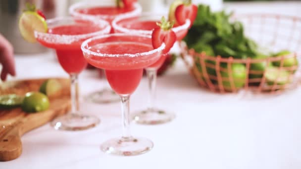 Schritt für Schritt. Erdbeer-Margarita mit frischen Limetten und Erdbeeren garnieren - Filmmaterial, Video