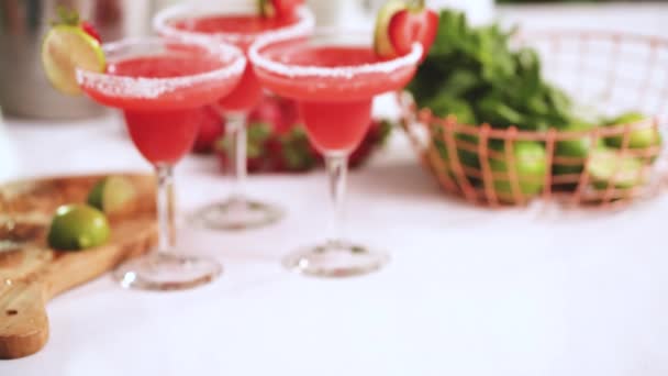Verse aardbeien margarita cocktail gegarneerd met verse aardbeien en kalk - Video