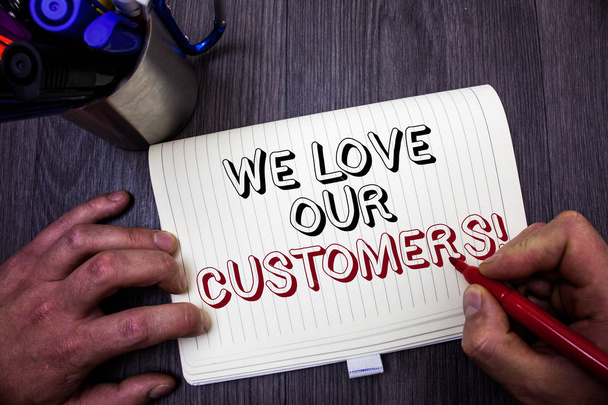 Käsitteellinen käsin kirjoittaminen osoittaa We Love Our Customers Call. Business valokuva esittelee Client ansaitsee hyvää palvelua tyytyväisyyttä suhteessa Man pidä hallussaan punainen merkki muistikirja pöytäviestejä ideoita
 - Valokuva, kuva