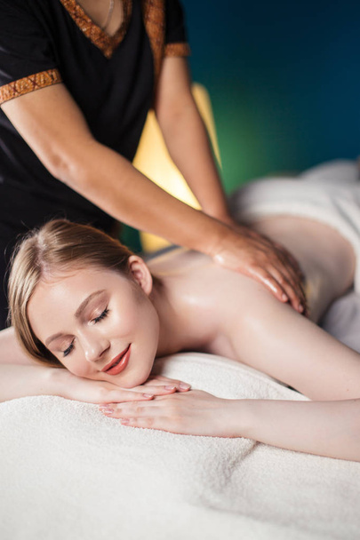 spa, resort, beauty and health concept - красивая женщина в spa-салоне, получающая лечение лица - Фото, изображение
