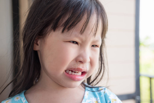 Маленька азіатська дівчинка плаче з носом
 - Фото, зображення