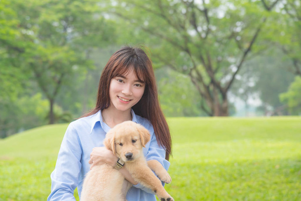 Onu küçük köpek Park ile gülümseyen güzel Asyalı kız - Fotoğraf, Görsel