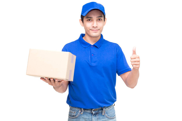 Deliveryman che tiene scatola di cartone isolata su sfondo bianco
 - Foto, immagini