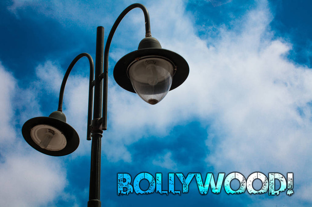 Parola di scrittura testo Bollywood motivazionale chiamata. Business concept per Hollywood Film Intrattenimento Cinema Light post blu nuvoloso nuvole cielo idee messaggio illuminare riflessioni
 - Foto, immagini