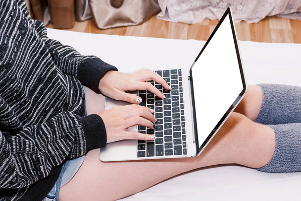 Pomocí přenosného počítače na bílé posteli doma žena - Fotografie, Obrázek