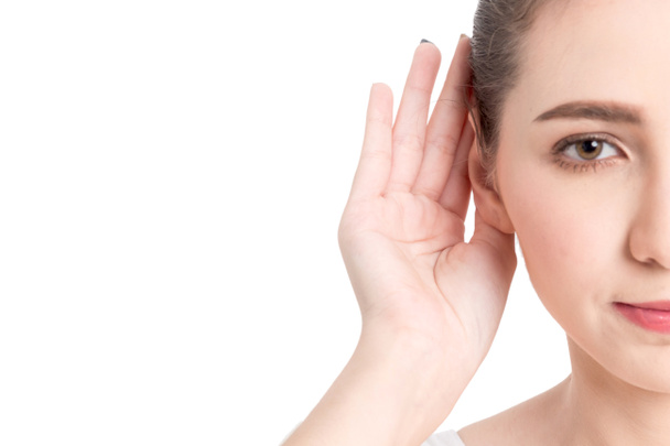 Vrouw hand op oor luisteren naar rustige geluid geïsoleerd op witte achtergrond - Foto, afbeelding