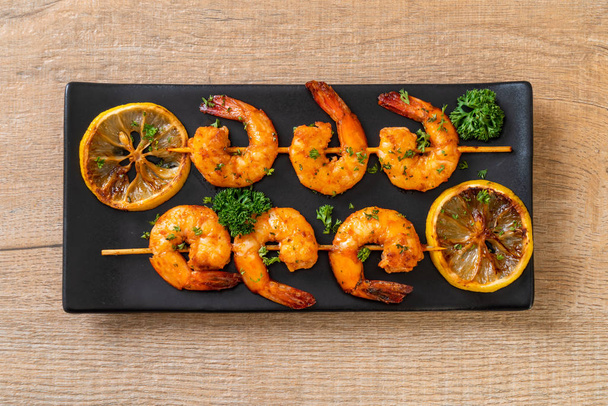 Grilled tiger shrimps skewers with lemon - seafood style - Foto, imagen