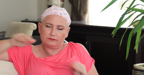 Portrét středního věku plešatou ženskou tvář s rakovinou. Rakovina prsu přežil - Záběry, video