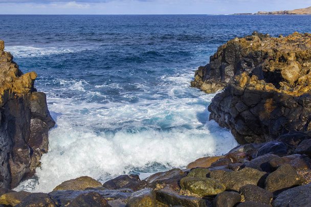 The picturesque rock at the coast of the Atlantic Ocean is washed by waves - Foto, Imagen