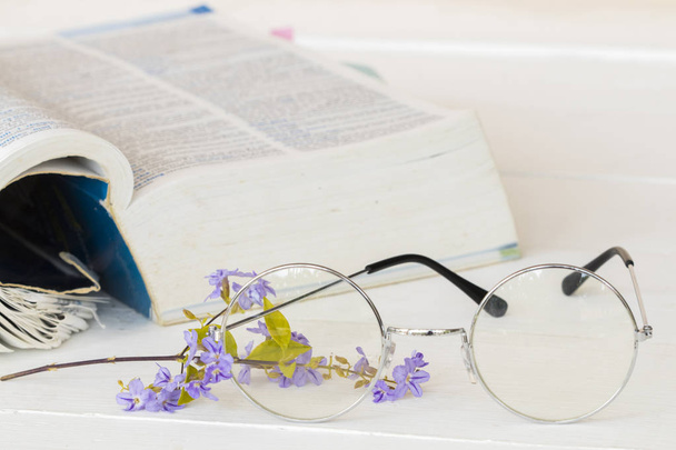 gafas con un diccionario de libros Inglés para el estudio de los estudiantes en blanco de mesa
 - Foto, Imagen