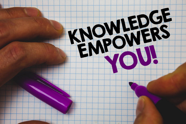 Teksti merkki osoittaa Knowledge Empowers You Call. Käsitteellinen valokuva Koulutus vastuussa saavuttaa menestystä Man pidä hallussaan violetti merkki muistikirja sivu viestit aikomukset ideoita
 - Valokuva, kuva