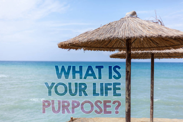 Word metin ne olduğunu Your Life amaç soru yazma. İş kavramı kişisel belirlenmesi amaçlarına ulaşmak hedef mavi plaj için su Thatched saman şemsiye mesaj fikirleri düşünceleri yansıma - Fotoğraf, Görsel