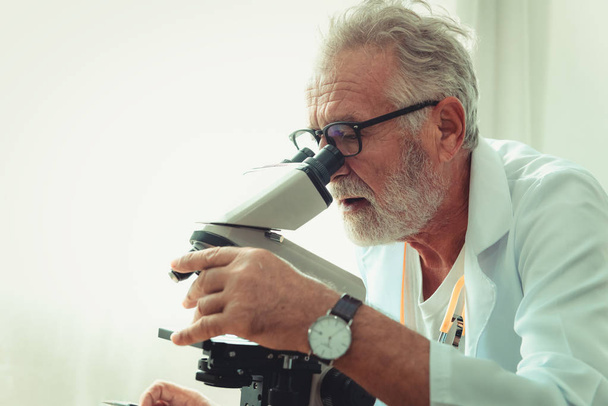 Portret, starszy naukowiec badań przy użyciu mikroskopu w laboratorium, biotechnologii, chemii, naukowych. - Zdjęcie, obraz
