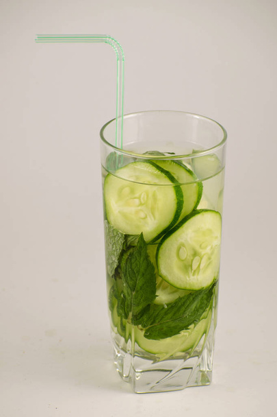 Fresh detox water with cucumber, mint and basil - Foto, afbeelding