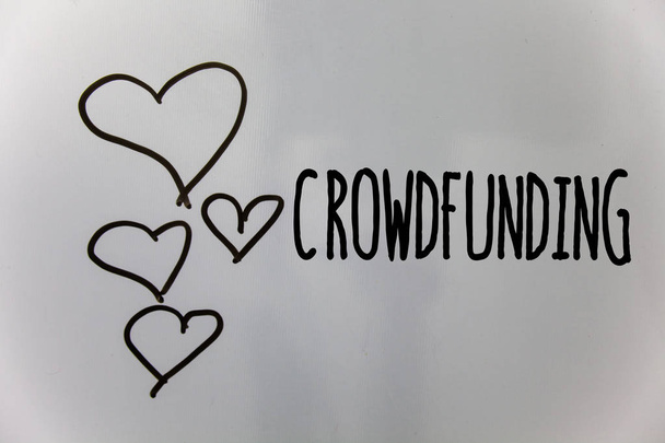 Word pisanie tekstu Crowdfunding. Koncepcja biznesowa dla finansowania projektu przez podniesienie ceny od dużej liczby osób serca pomysły na białym tle wiadomości miłość myśli piękne intencje - Zdjęcie, obraz