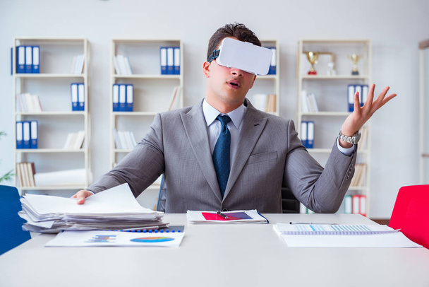 Businessman with virtual reality glasses in the office - Photo, Image