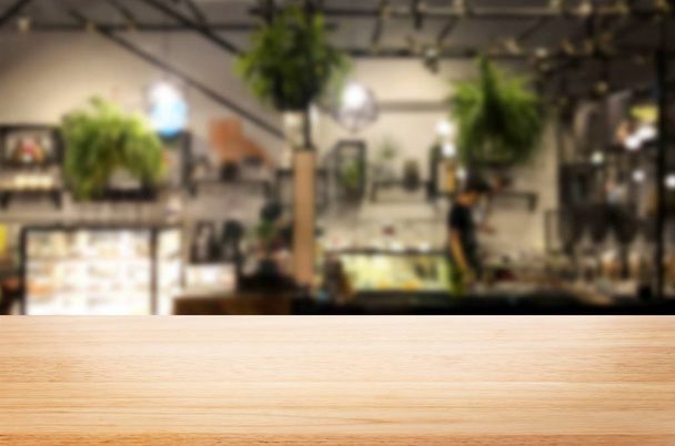 Kiválasztott fókusz üres barna fa asztal és kávézó vagy étterem elmossa háttér bokeh kép. fotomontázhoz vagy termékkijelzőhöz. - Fotó, kép