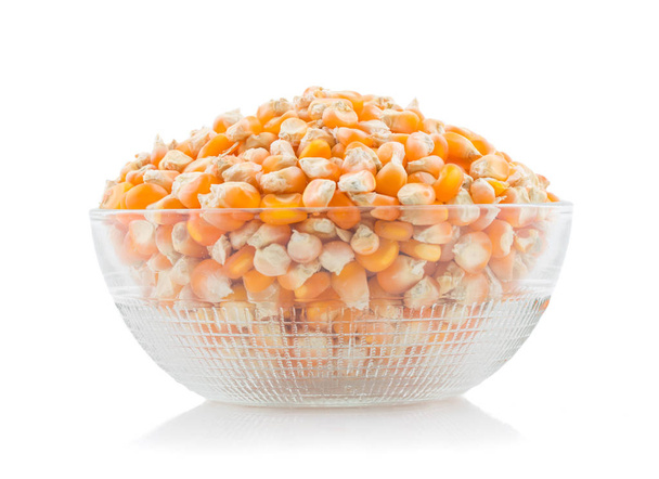 Здоровая сушеные зерна кукурузы также известен как Макки, кукурузное семя или кукурузное зерно изолированы на белом фоне - Фото, изображение