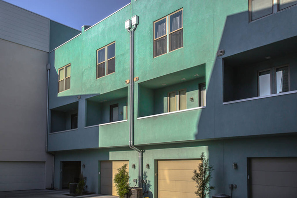 Garages en balkons op groenblauw herenhuizen - Foto, afbeelding