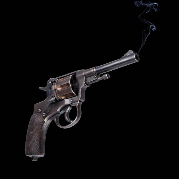 katonai revolver-fekete háttér - Fotó, kép