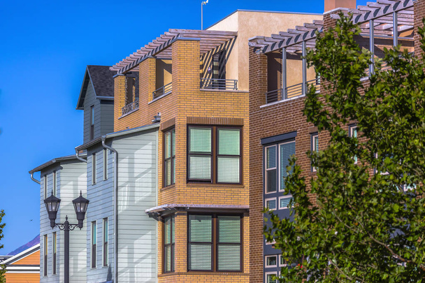 Maisons modernes et colorées au centre-ville
 - Photo, image