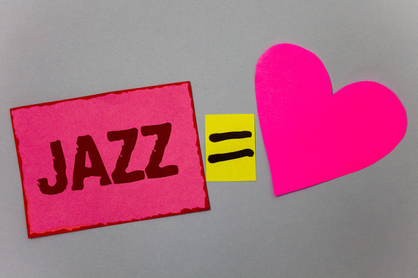 Κείμενο πινακίδα που δείχνει την τζαζ. Εννοιολογική φωτογραφία είδος μουσικής μαύρο αμερικανικής προέλευσης μουσικό είδος ισχυρό ρυθμό καρδιά χαρτί ίσον γκρι φόντο προθέσεις υπέροχο μηνύματα αγάπης - Φωτογραφία, εικόνα