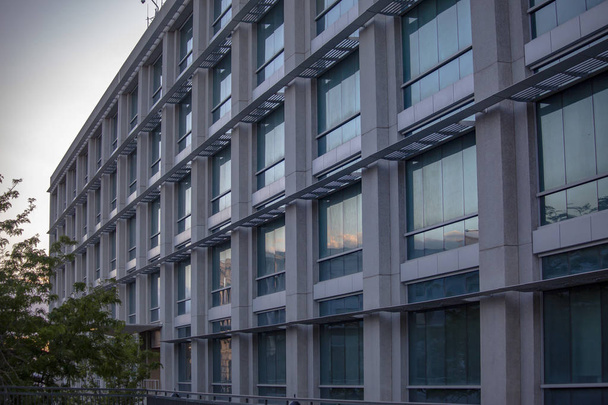 Côté bâtiment avec fenêtres au crépuscule
 - Photo, image
