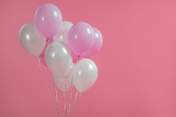 Yllätys osapuoli koristelu ilmapalloja eristetty vaaleanpunainen
 - Valokuva, kuva