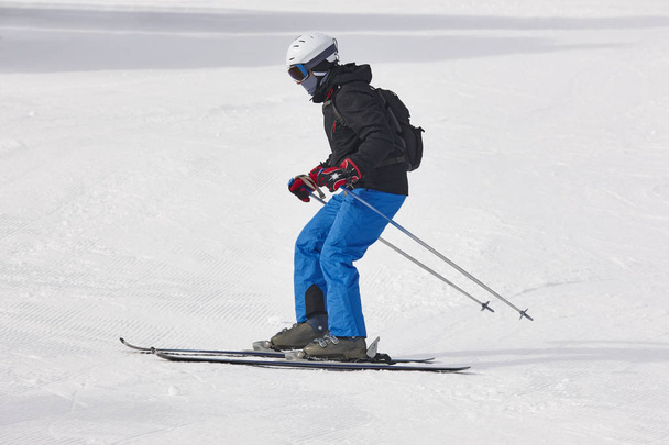 Sci per adulti su un paesaggio collinare innevato. Sport invernali. Orizzonte
 - Foto, immagini