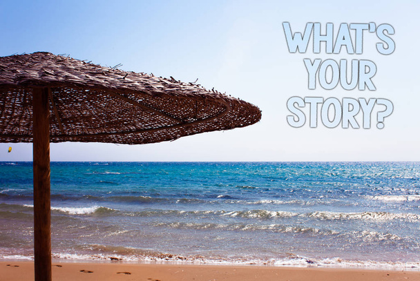 Uwaga piśmie pokazuje, jakie jest Twoje pytanie historia. Biznesowe zdjęcie prezentujący proszenie kogoś by mi powiedzieć o sobie, niebieski piasek plaża wiadomość idea parasol woda niebo naturalny krajobraz - Zdjęcie, obraz