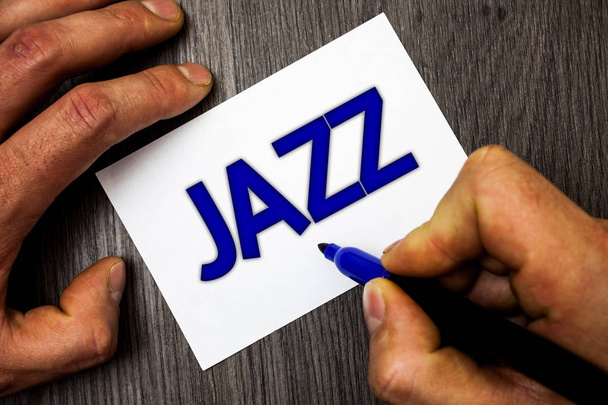 Εννοιολογική χέρι γραφή δείχνει τζαζ. Επαγγελματίες φωτογραφία προβάλλοντας το είδος της μουσικής από μαύρο αμερικανικής προέλευσης μουσικό είδος ισχυρό ρυθμό άνθρωπος λειτουργώντας εκμετάλλευση μπλε σημάδι ιδέες χαρτί ξύλινο πίνακα - Φωτογραφία, εικόνα