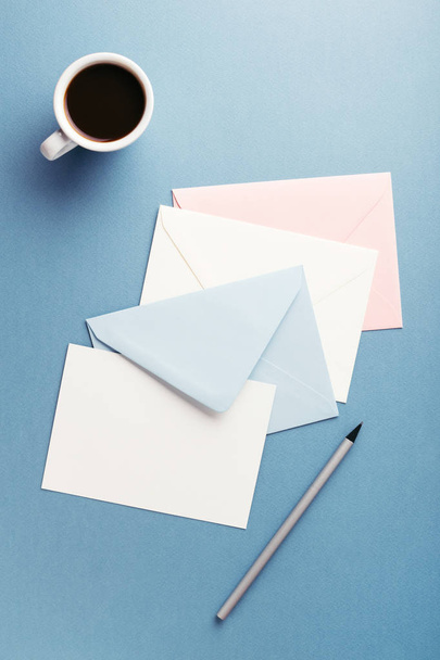 Цветные конверты с кофе на сером столе
. - Фото, изображение