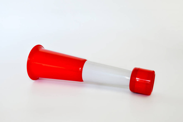 Vuvuzela rojo alternando blanco animar fútbol apoyo trompeta fans sobre un fondo blanco
. - Foto, Imagen