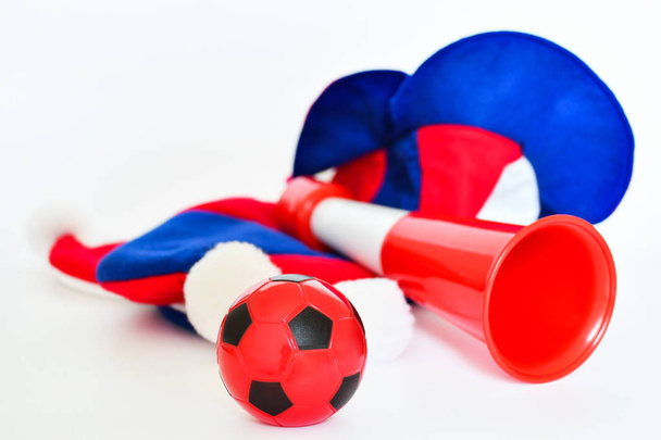 Abanicos sombrero de fútbol alegría y vuvuzela y pelota de fútbol sobre fondo blanco
 - Foto, Imagen