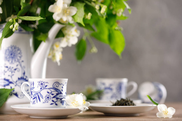 Ένα υπέροχο forfor σετ τσαγιού με ένα μυρωδάτο πράσινο τσάι. Πράσινο τσάι με γεύση γιασεμιού. Πλάγια όψη. - Φωτογραφία, εικόνα