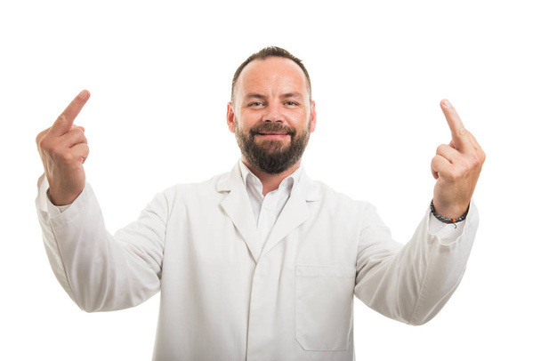 Портрет врача мужского пола, показывающий двойной жест среднего пальца на белом фоне
 - Фото, изображение