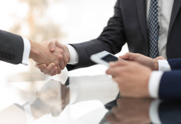 Dwóch biznesmenów pewność, drżenie rąk, podczas spotkania w - Zdjęcie, obraz